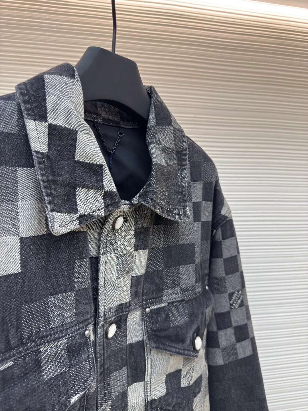 LOUIS VUITTON checkerboard mosaic denim jacket ●Authentic product: 25900 purchased and developed ●Item number: 1680019-C05 ●Fabric: denim fabric ●Technology: Jacquard technology ●Version: Fitted version ●Size: 46-48-50-52 ●Weight: about 1250g ●Description: Gradient mosaic plaid fabric developed as it is Restored letter jacquard on denim The minimum order quantity for the pearl hardware laser engraving logo is 6w. The cost of a single pearl button is RMB. The details are processed perfectly. After the garment is ready, the enzyme soaking and washing process is used to make the denim slightly yellowed to show the traces of time. Finally, the buttons are hand-buttoned. Machine equipment cannot be used for buttoning because the button material is pearls. The scrap rate of machine buttoning is 40%. The 13 pearl buttons on the whole body are all hand-buttoned. Unreplicable works of art pay tribute to Fei Dong. The overall wiring is straight and delicate, the fabric is comfortable and soft, and the color is consistent without color difference. It can be matched with the same style to create a fashionable look and control various occasions. Customized accessories, complete with three standards, same style for men and women!